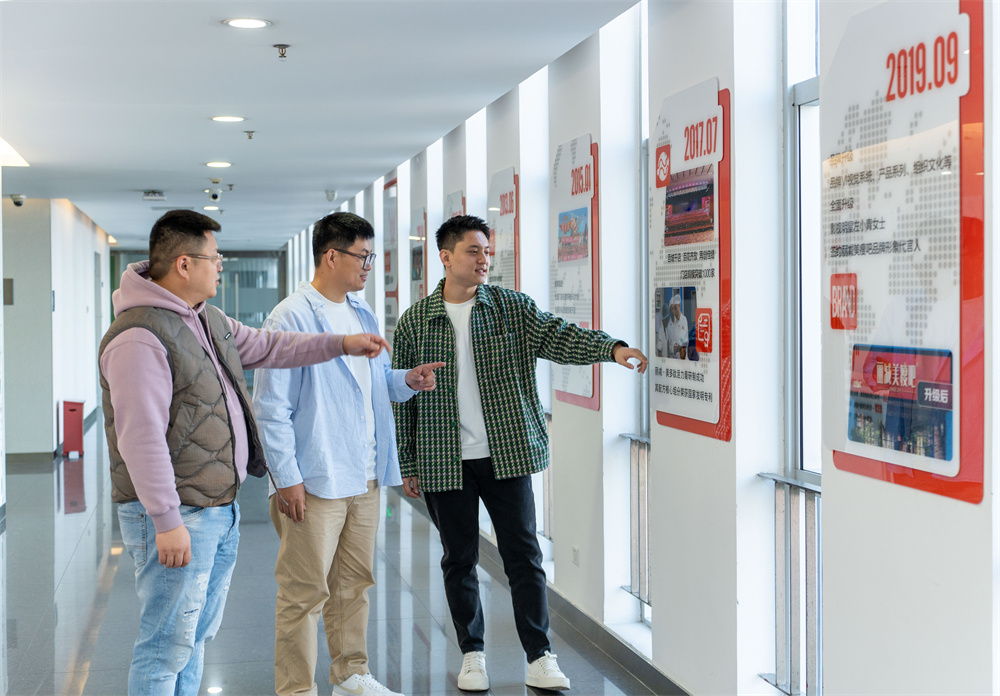 1735298700942818.jpg 江苏宿迁丽减美瘦吧市场莅临深圳总部参观,近距离见证品牌不凡实力