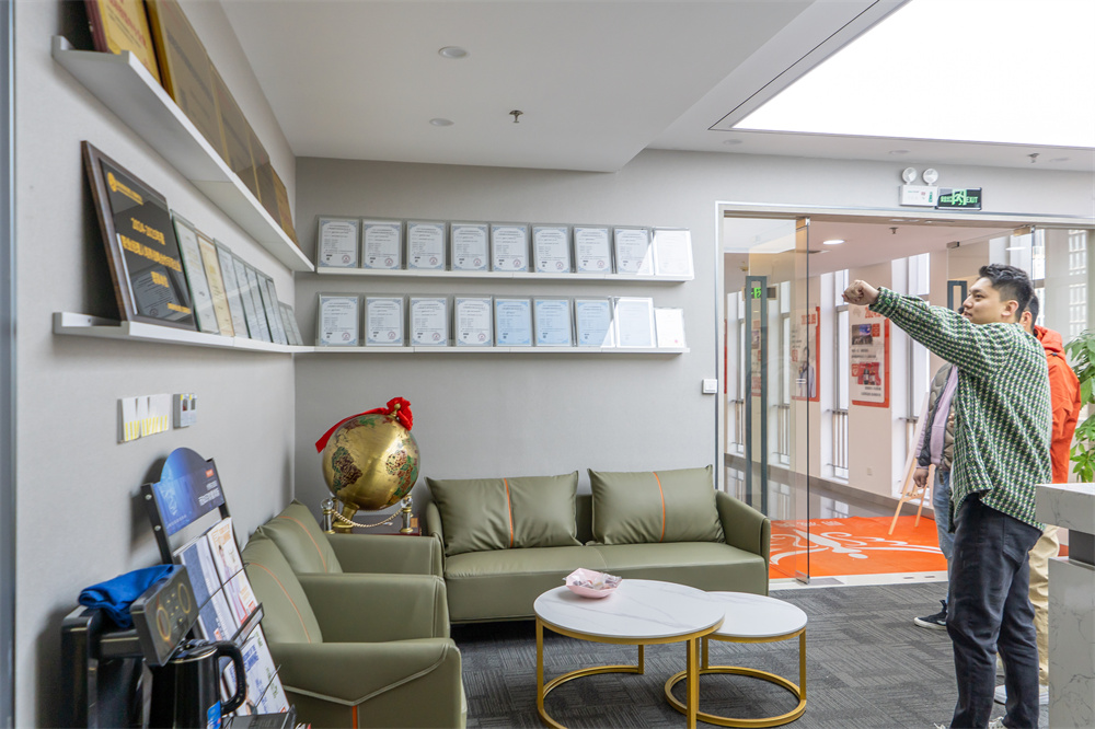 1735298714349652.jpg 江苏宿迁丽减美瘦吧市场莅临深圳总部参观,近距离见证品牌不凡实力