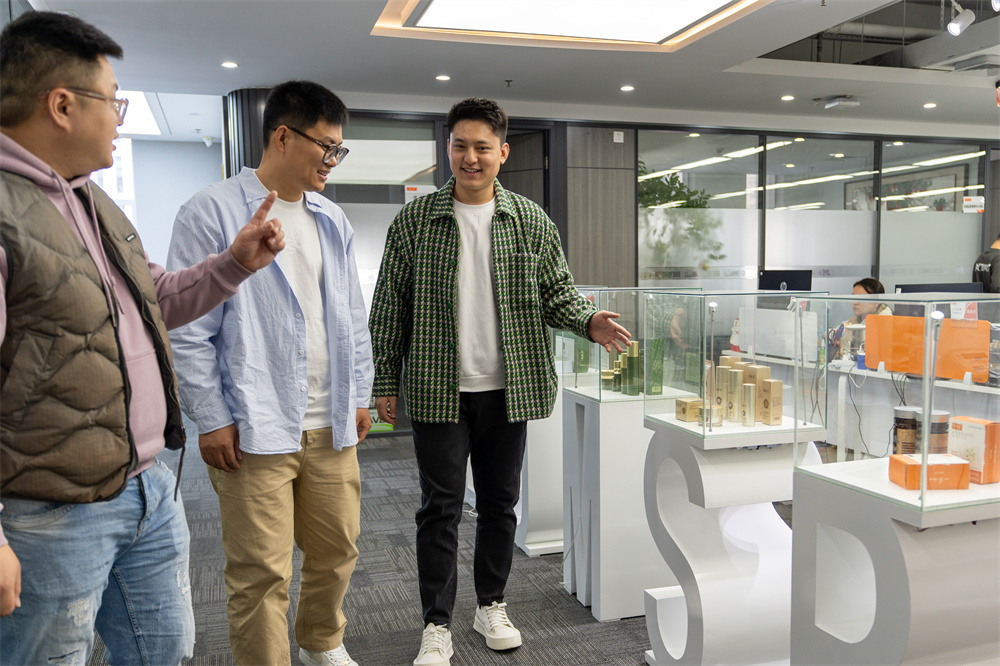 1735298738475815.jpg 江苏宿迁丽减美瘦吧市场莅临深圳总部参观,近距离见证品牌不凡实力