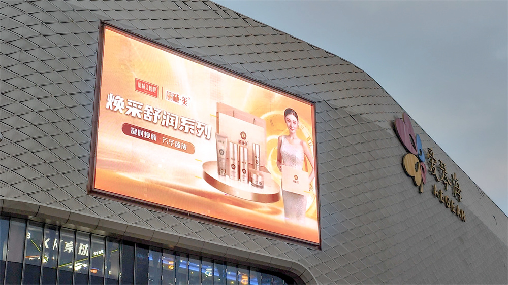 1735888621527563.jpg 新年就“耀”实力不凡丨丽减美瘦吧全新品宣给魔都带来亿点美丽震撼